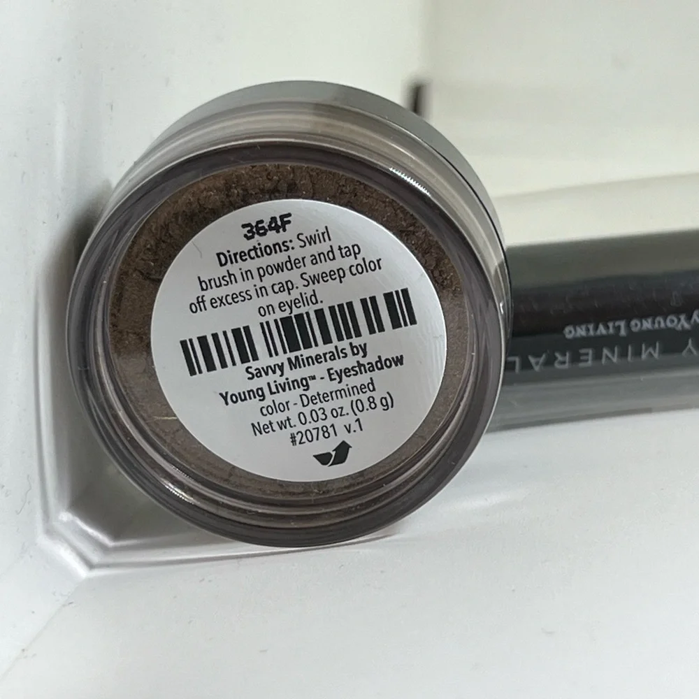 Young‎ Living SAVVY MINERALS Diamond Dust Foundation Brush Determined Eye Shadow